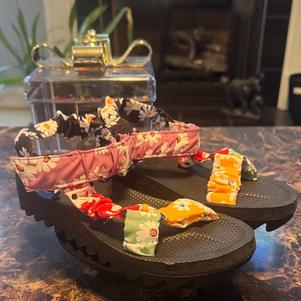 “SOLD”NWOT Wild Pair Kendie Daisy Multi-Color Wedge Sandals - Women’s 7.5M